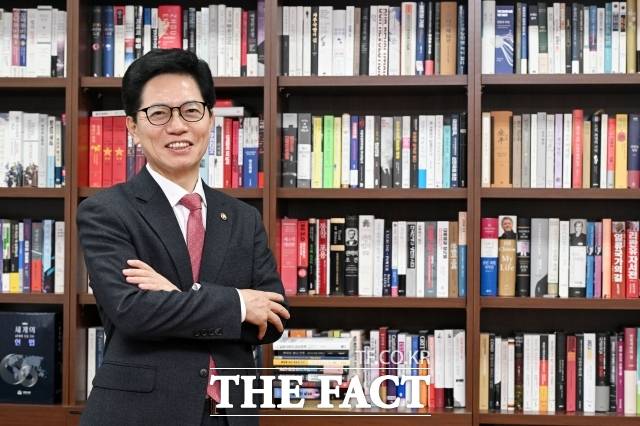 황정근 국회도서관장은 국회도서관을 '찾아오는 서비스'에서 '찾아가는 플랫폼'으로 변화를 꾀하고 있다. 특히 인공지능 전환(AX) 흐름에 맞춰 추진 중인 '내일'(NAIL: National Assembly AI Library) 프로젝트가 핵심이다. 지난 17일 오후 서울 여의도 국회도서관 관장실에서 <더팩트>와 인터뷰에 앞서 포즈를 취하는 황 관장. / 국회=남용희 기자