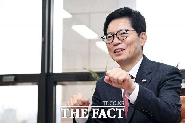 황정근 국회도서관장은 "인공지능 전환 시대의 정보서비스는 단순한 키워드 검색을 넘어, AI와 대화하며 원하는 해답을 찾는 지능형 서비스로 나아가야 한다"고 말했다. /남용희 기자