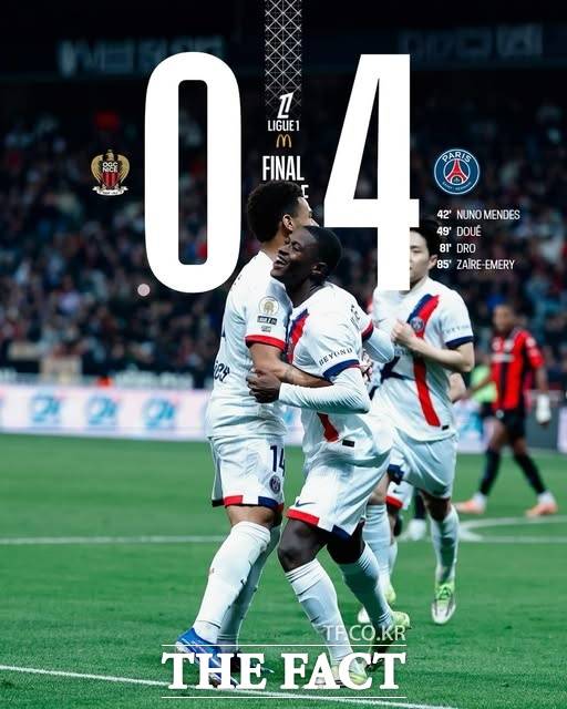 PSG의 이강인이 22일 니스와 2025~26 프랑스 리그1 27라운드 원정 경기에서 후반 부상으로 교체돼 3월 A매치 출장 여부가 불투명해졌다. 소속팀 PSG는 4-0 대승을 거두고 1위에 복귀했다./PSG