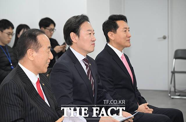 김충환 전 강동구청장과 박수민 국민의힘 의원, 오세훈 서울시장(왼쪽부터)이 22일 오후 서울 여의도 국민의힘 중앙당사에서 열린 전국동시지방선거 서울특별시장 후보자 면접에 참석하고 있다. /박헌우 기자