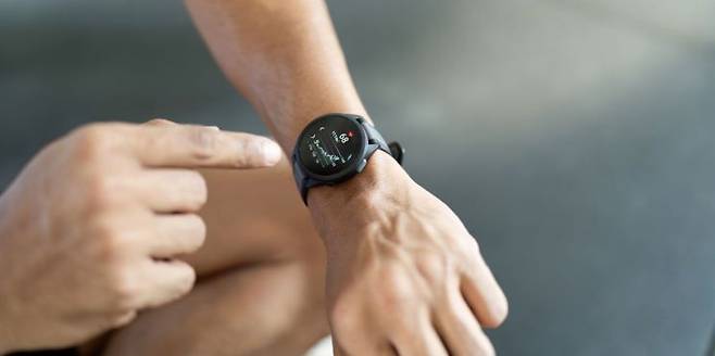 프랑스에서 해군 항공모함의 작전 위치가 장병 개인의 운동 기록 앱 사용으로 외부에 노출되는 보안 사고가 발생했다. 게티이미지