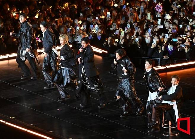 그룹 방탄소년단(BTS)이 21일 서울 광화문 광장에서 'BTS컴백 라이브: 아리랑 공연을 펼치고 있다. 사진공동취재단