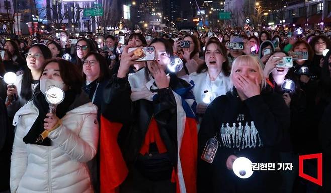 그룹 방탄소년단(BTS)의 팬들이 21일 서울 광화문 일대에서 열린 'BTS 컴백 라이브: 아리랑'을 즐기고 있다. 김현민 기자