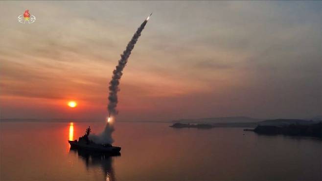 김정은 북한 국무위원장이 지난 10일 구축함 최현호의 전략순항미사일 시험발사를 화상 방식으로 참관했다고 조선중앙TV가 11일 보도했다. 이날 순항미사일 6발이 발사됐다. [조선중앙TV 화면] 연합뉴스