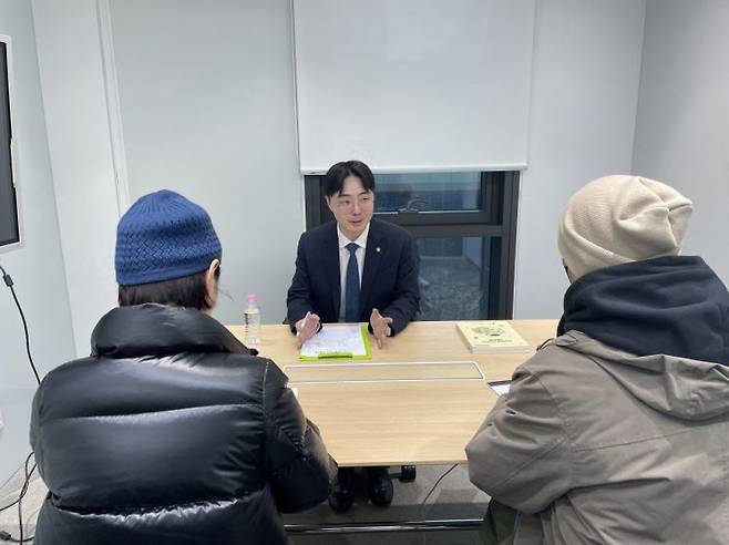 학생들이 송파런 헤드센터 미티룸에서 법률상담을 받고 있다. 송파구 제공.