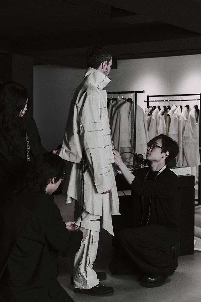 '송지오'의 송재우 크리에이티브가 제작한 BTS 컴백 라이브 공연 의상 제작 과정/송지오 제공