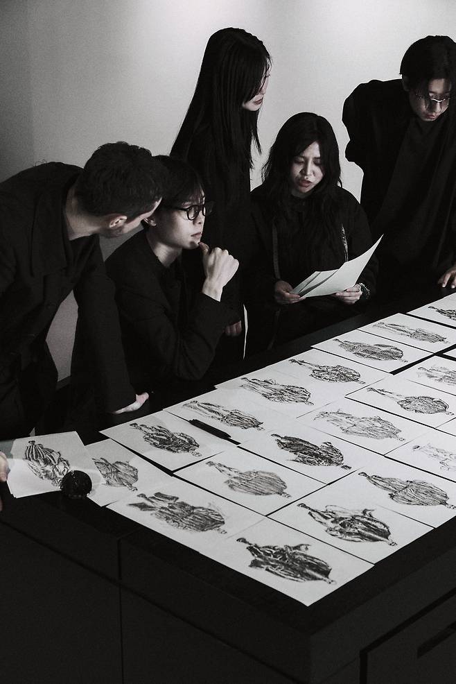 '송지오'의 송재우 크리에이티브가 제작한 BTS 컴백 라이브 공연 의상 제작 과정/송지오 제공