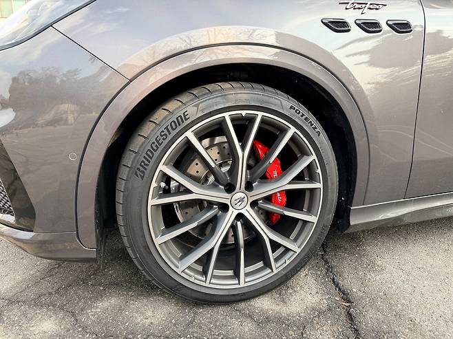 마세라티 중형 SUV, 그레칼레 트로페오의 휠./이윤정 기자