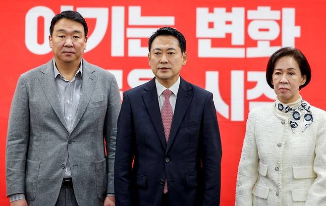 장동혁 국민의힘 대표가 22일 대구 수성구 국민의힘 대구시당에서 열린 대구 국회의원 연석회의를 마친 뒤 취재진 질문에 답변하고 있다. ⓒ 뉴시스