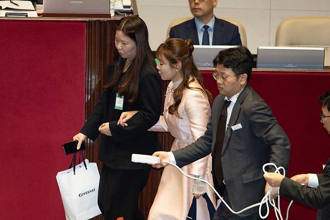 김예지 국민의힘 의원이 21일 서울 여의도 국회에서 열린 제433회 국회(임시회) 제2차 본회의에서 윤석열 정권 정치검찰 조작기소 의혹 사건 진상규명 국정조사계획서 승인의 건에 대한 무제한토론(필리버스터)을 준비하고 있다. 뉴스1