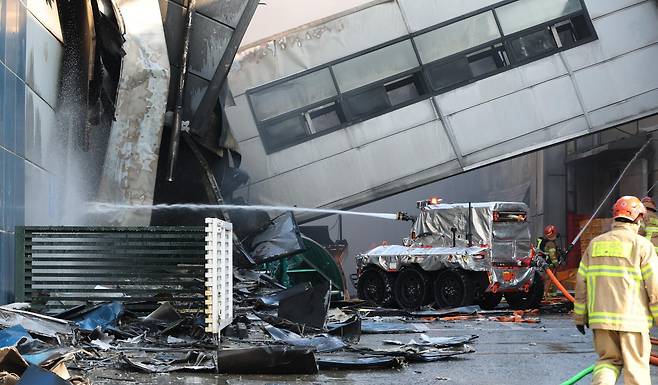 20일 오후 1시17분께 대전광역시 대덕구 문평동의 자동차 부품공장에서 화재가 발생해 무인소방로봇이 투입되어 화재 진압을 하고 있다. 2026.03.20.[대전=뉴시스]