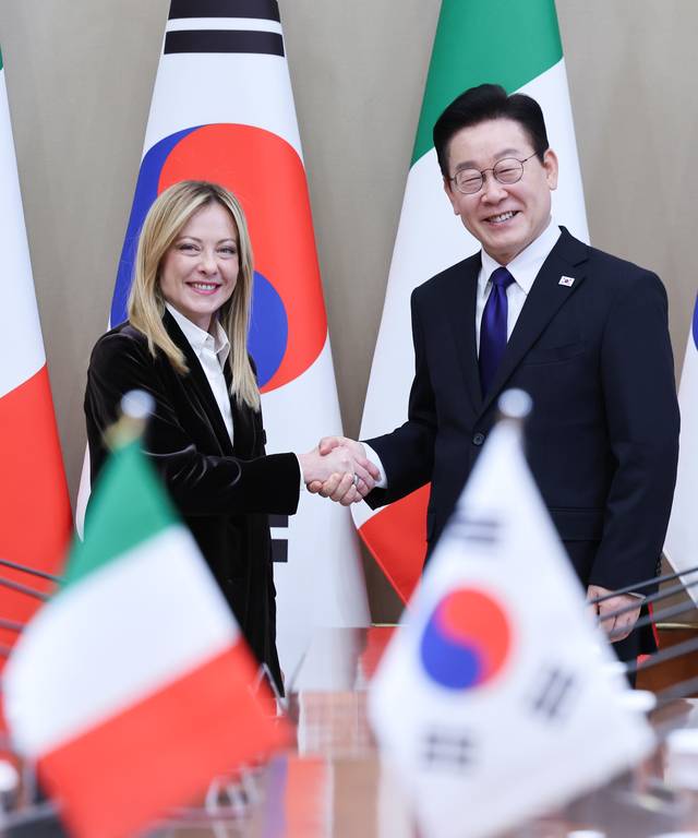 이재명 대통령과 조르자 멜로니 이탈리아 총리가 지난 1월 19일 청와대에서 열린 확대회담에서 악수하고 있다.[청와대통신사진기자단·연합뉴스]