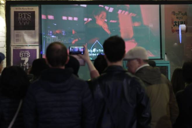 21일 서울 중구 한 매장에서 시민들이 'BTS 컴백 라이브: 아리랑(ARIRANG)' 공연을 보고 있다. 뉴시스