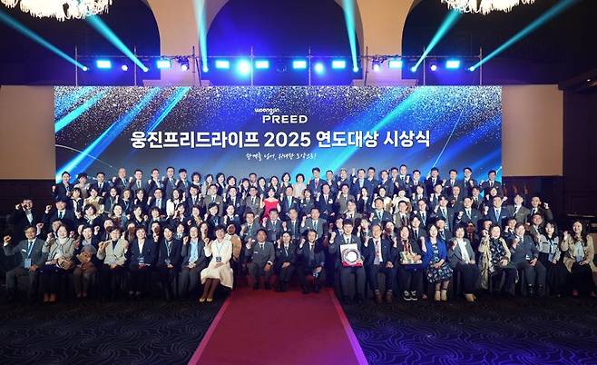 웅진프리드라이프가 지난 18일 서울 성동구 보테가마지오에서 진행한 ‘2025 연도대상 시상식’에서 참석자들이 기념 촬영을 하고 있다. 웅진프리드라이프 제공