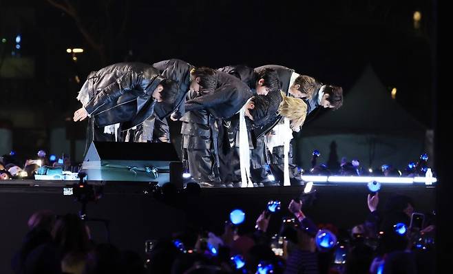 BTS(RM, 진, 슈가, 제이홉, 지민, 뷔, 정국)이 21일 오후 서울 종로구 광화문광장에서 열린 'BTS 컴백 라이브: 아리랑'에서 화려한 무대를 마치고 아미에게 인사를 하고 있다. 뉴스1