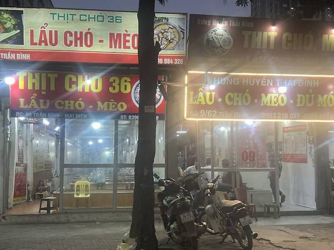 20일 본지가 찾은 베트남 하노이의 쩐빈 거리. 십여개의 가게가 팃쪼(개고기), 팃메오(고양이 고기)를 판매하고 있다고 간판에 적어놨다. 사진=김준석 특파원