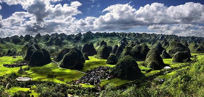 날씨 좋은 날 완펑린 풍경. 인간의 땅이 아니라 신이 내려와 사는 듯한 풍경을 연출한다. 완펑린으로 향하는 도로엔 전체를 조망할 수 있는 전망대가 여럿 있다. 하나투어 제공