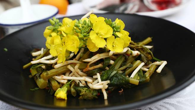유채꽃이 장식으로 올라간 어성초 한 접시. 박미향 선임기자