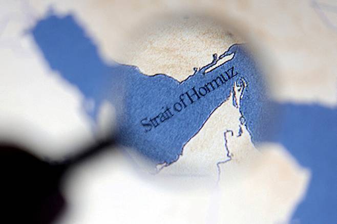 지난달 28일 촉발된 미국·이스라엘과 이란 간 중동 사태가 촉발된 가운데 호르무즈 해협이 표시된 지도가 보인다. 로이터 연합뉴스