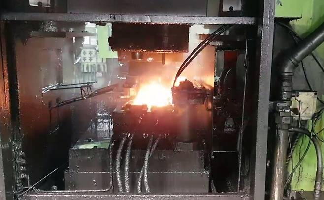 안전공업에서 사용하는 기계로 영상에서 보이는 작업대 위로 집진 장치가 달려있어 불꽃이나 먼지 등을 빨아들인다. 이 회사의 전직 직원 ㄱ씨는 집진 장치에 기름때가 쌓인 상태에서 불꽃과 먼지가 함께 빨려 들어가 불이 났을 수 있다고 말했다. 해당 기계는 과거 안전공업 본관에서 사용하던 기계로, 화재 피해가 컸던 동관에도 같은 기계가 설치되어 있었다고 한다. 독자 제공