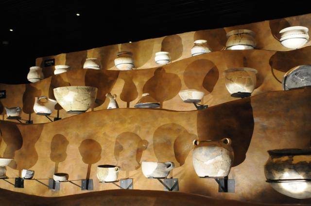 허무두 유적 층위별 토기 전시