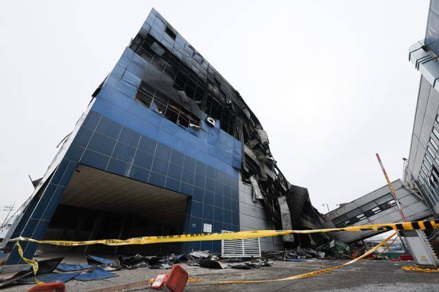 22일 대전 대덕구 안전공업 화재 현장의 출입이 통제되고 있다. 대전=뉴시스