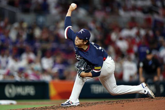 지난 13일(현지시간) 미국 마이애미 론디포파크에서 열린 월드베이스볼클래식(WBC) 도미니카공화국과의 8강전에서 박영현이 공을 던지고 있다. 박영현은 지난 4년 동안 국가대표로 수많은 국제대회에 출전해 과부하가 우려된다. 마이애미=연합뉴스