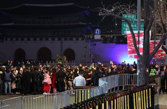 21일 서울 광화문광장에서 열린 방탄소년단(BTS)의 컴백 공연이 끝난 뒤 관람객이 안내에 따라 이동하고 있다. 연합뉴스