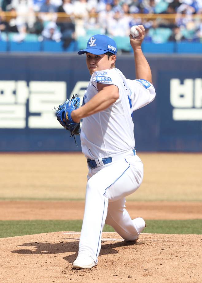 <yonhap photo-4100="">22일 대구 삼성라이온즈파크에서 열린 프로야구 삼성 라이온즈와 LG 트윈스의 시범경기. 삼성 선발투수 최원태가 역투하고 있다. <저작권자 ⓒ 1980~2026 ㈜연합뉴스. 무단 전재 재배포 금지, AI 학습 및 활용 금지></yonhap>