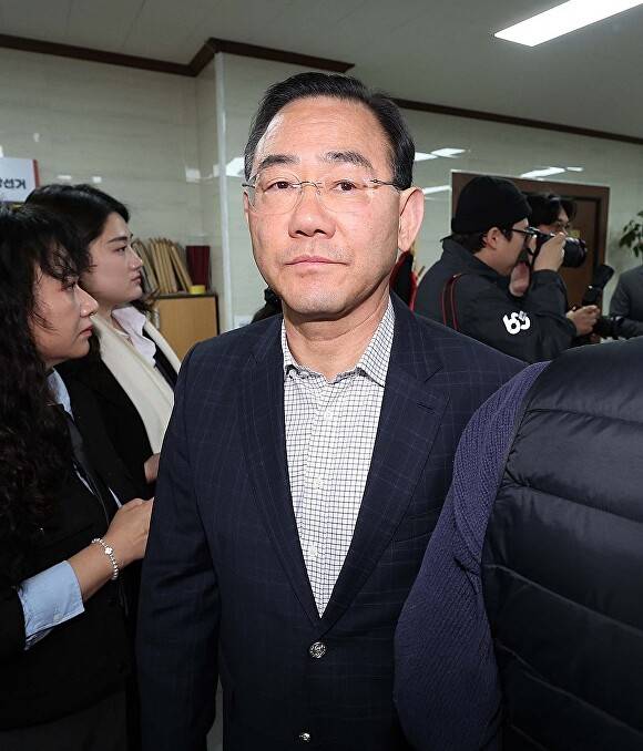 22일 장동혁 대표와 만나고 시당을 나오는 주호영 국회부의장 [사진=연합뉴스]