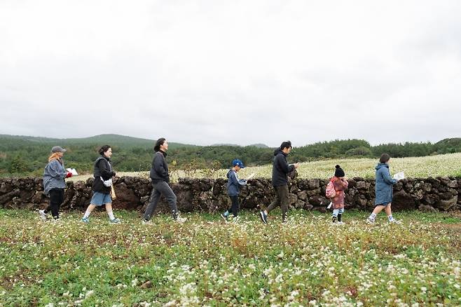 제주 머체왓숲길을 걷고 있는 탐방객들의 모습. (제주관광공사 제공)