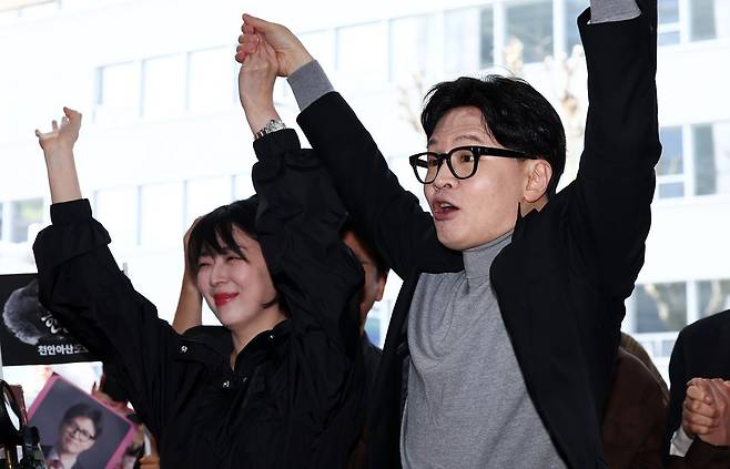 국민의힘 한동훈 전 대표와 배현진 의원이 22일 서울 동대문구 경동시장을 방문해 지지자들에게 인사하고 있다. 연합뉴스