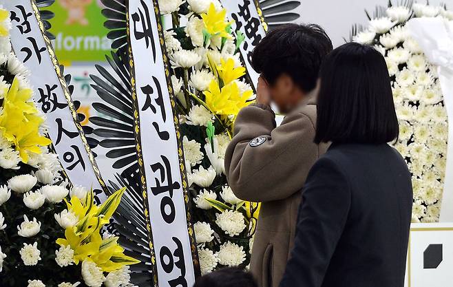 22일 오후 대형화재로 많은 인명 피해가 발생한 대전 안전공업 화재 희생자 합동분향소가 마련된 대전시청에는 고인을 추모하는 조문객의 발길이 이어지고 있다. 김성태 객원기자