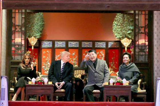 지난 2017년 11월 8일 베이징을 국빈방문한 도널드 트럼프(왼쪽 두번째) 미국 대통령이 시진핑(오른쪽 두번째) 중국 국가주석으로부터 자금성에서 펼쳐진 전통 경극 설명을 듣고 있다. 중앙포토