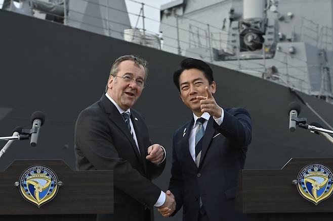 보리스 피스토리우스 독일 국방장관(왼쪽)과 고이즈미 신지로 일본 방위상이 22일 도쿄 인근 요코스카 해상자위대 기지에서 공동 기자회견을 마친 뒤 악수하고 있다. AP=연합뉴스