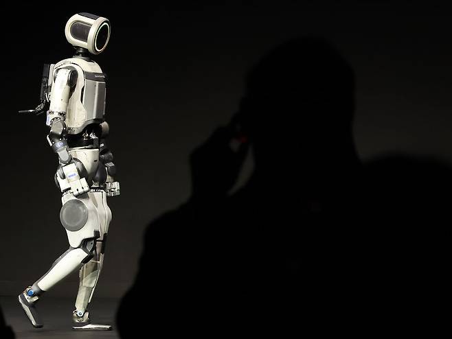 세계 최대 가전·정보기술(IT) 전시회 'CES 2026' 개막을 앞두고 지난 1월 5일 미국 네바다주 라스베이거스 만달레이베이에서 열린 현대차그룹 프레스 컨퍼런스에서 휴머노이드 로봇 아틀라스가 공개되고 있다.[뉴스1]