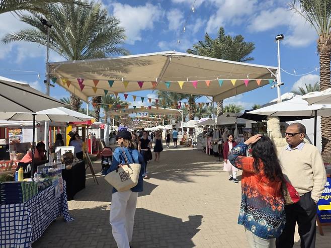 두바이 현지인들은 일상생활을 유지하고 있다. 이란의 공격이 심각한 위협인 것은 사실이지만, 도시 기능이 유지되고 있는 상황을 ‘초토화’라고 표현하는 것은 과장이다. /원요환 제공