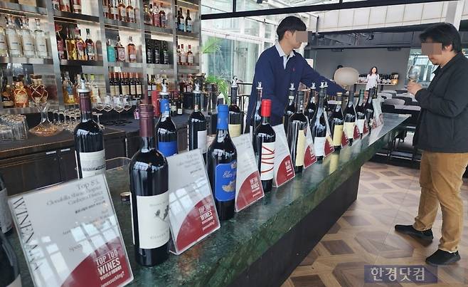 제임스 서클링 TOP 100 스페셜 테이스팅 시음회에서 참석자가 와인을 고르고 있다. 사진=오세성 기자