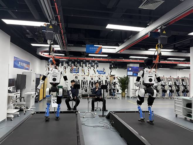 지난 20일 중국 베이징 남동쪽 이좡 경제기술개발구에 위치한 '베이징 휴머노이드 로봇 혁신 센터 시험·검증 플랫폼'에서 로봇들이 걷고 뛰면서 다양한 종류의 테스트를 받고 있다. 베이징=김은정 특파원