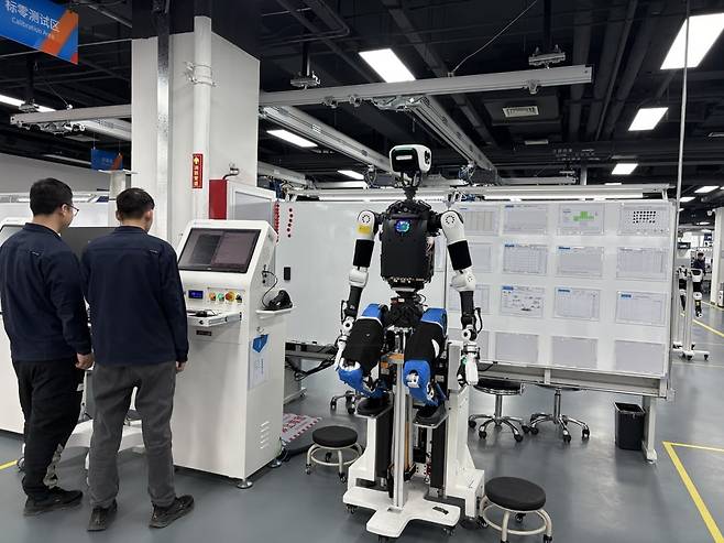 지난 20일 중국 베이징 남동쪽 이좡 경제기술개발구에 위치한 '베이징 휴머노이드 로봇 혁신 센터 시험·검증 플랫폼'에서 로봇들이 걷고 뛰면서 다양한 종류의 테스트를 받고 있다. 베이징=김은정 특파원