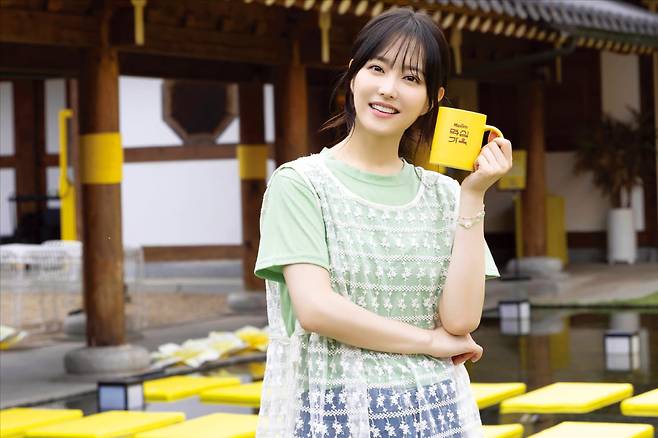 경북 경주 ‘맥심가옥’ 팝업스토어에서 모델 박보영이 포즈를 취하고 있다.  동서식품 제공