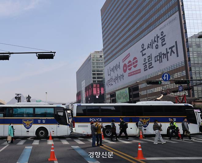 방탄소년단(BTS)의 컴백 공연 당일인 21일 무대가 설치된 서울 광화문광장 인근 도로가 통제되고 있다. 강윤중 기자