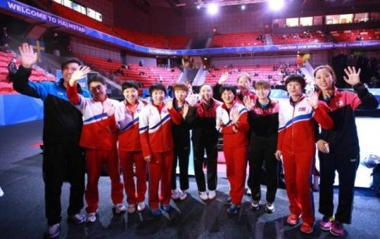 2018년 세계탁구선수권에 참가 한 남북 여자 탁구선수들이 단일팀을 구성하기로 하고 함께 사진촬영을 하는 모습. [대한탁구협회 제공]