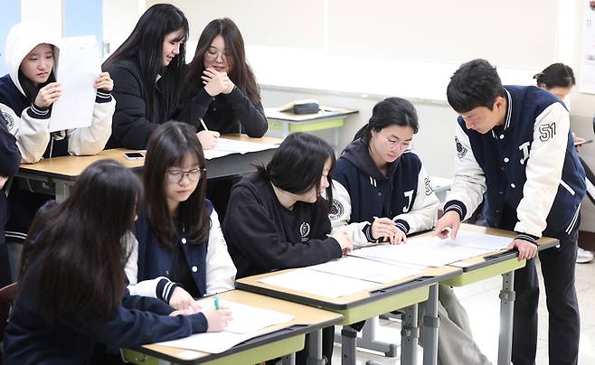 지난해 대학수학능력시험(수능) 을 본 뒤 채점하는 수험생들 모습. [연합뉴스]