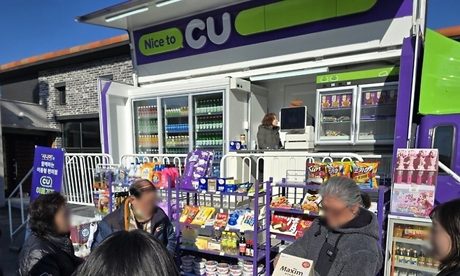 지방에서 식품을 구하기 어려워지는 ‘식품 사막’ 현상은 한국이라고 예외가 아니다. 정부는 물론 유통사까지 나서서 해결책을 찾고 있다. 식품 사막 현상을 방치하면 지방의 인구 유출이 더 심해지고, 이에 따라 상업시설도 운영을 종료하는 악순환이 반복된다. 사진은 BGF리테일이 시니어를 위한 이동형 편의점을 운영하는 모습 [BGF리테일]