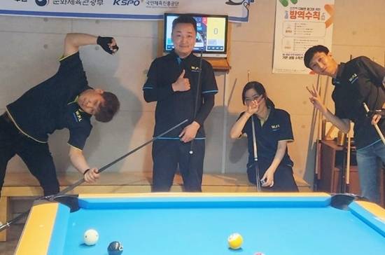 2025 7월 26일 서울 방배동 재클린당구클럽에서 열린 정기모임에서 회원들이 재밌는 포즈를 취하고 있다. (사진=월드풀라이프)