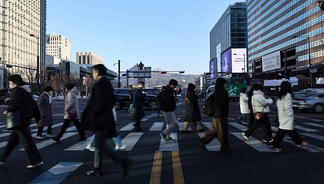 서울 종로구 광화문네거리에서 직장인들이 출근길 발걸음을 옮기고 있다. [뉴스1]