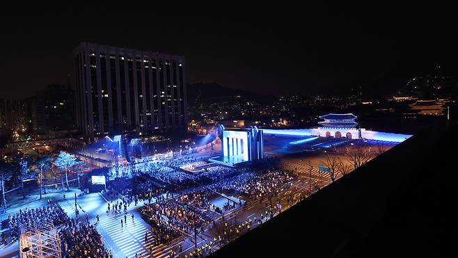 방탄소년단(BTS)이 지난 21일 서울 광화문광장에서 새 앨범 발매를 기념해 ‘BTS 컴백 라이브: 아리랑’ 컴백 공연을 하고 있다. 사진공동취재단