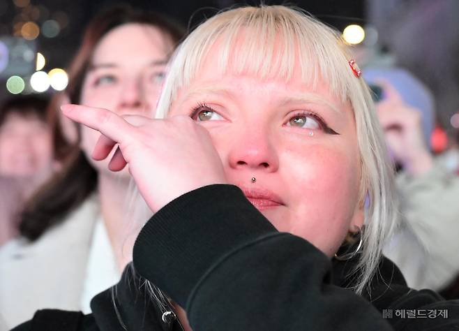 21일 저녁 서울 광화문 광장에서 그룹 방탄소년단(BTS)의 정규 5집 ‘아리랑’(ARIRANG) 발매를 기념해 열린 무료 공연 ‘BTS 컴백 라이브: 아리랑’(BTS THE COMEBACK LIVE｜ARIRANG)을 찾은 한 팬이 눈물을 흘리고 있다.  이상섭 기자