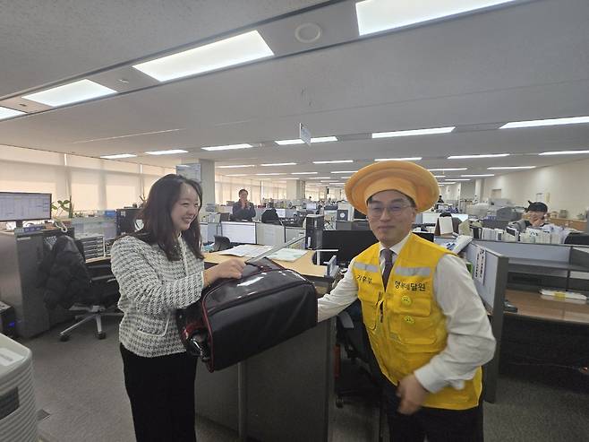 이원주(오른쪽) 기후에너지환경부 에너지정책실장이 지난 16일 행복전도사 3호에 선정된 추예찬 전력산업정책과 주무관에게 행복피자를 전달한 후 기념촬영을 하고 있다. [기후에너지환경부 제공]